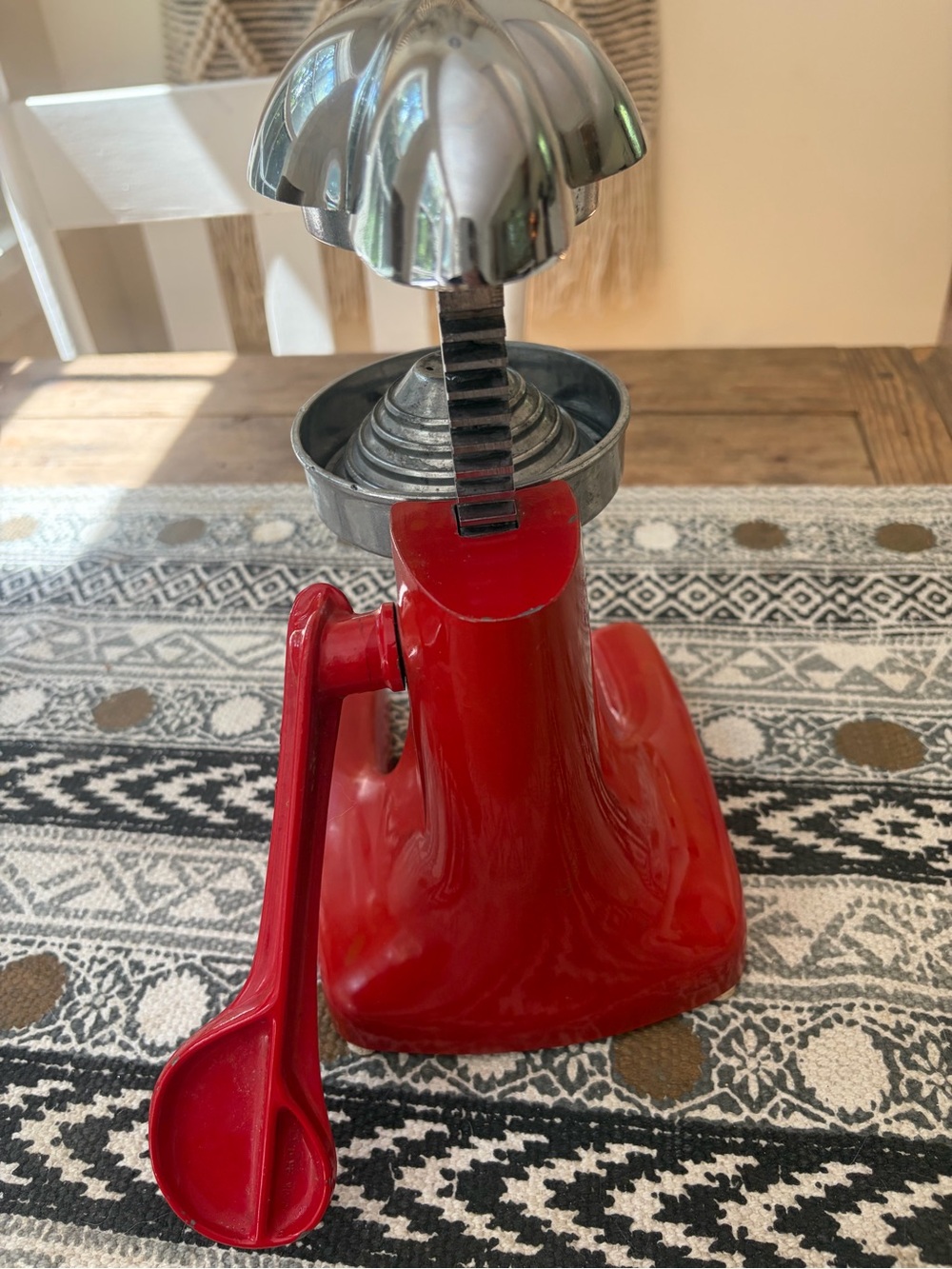 Juice King Vintage Manual Red Citrus Juicer - Picture 3 of 7
